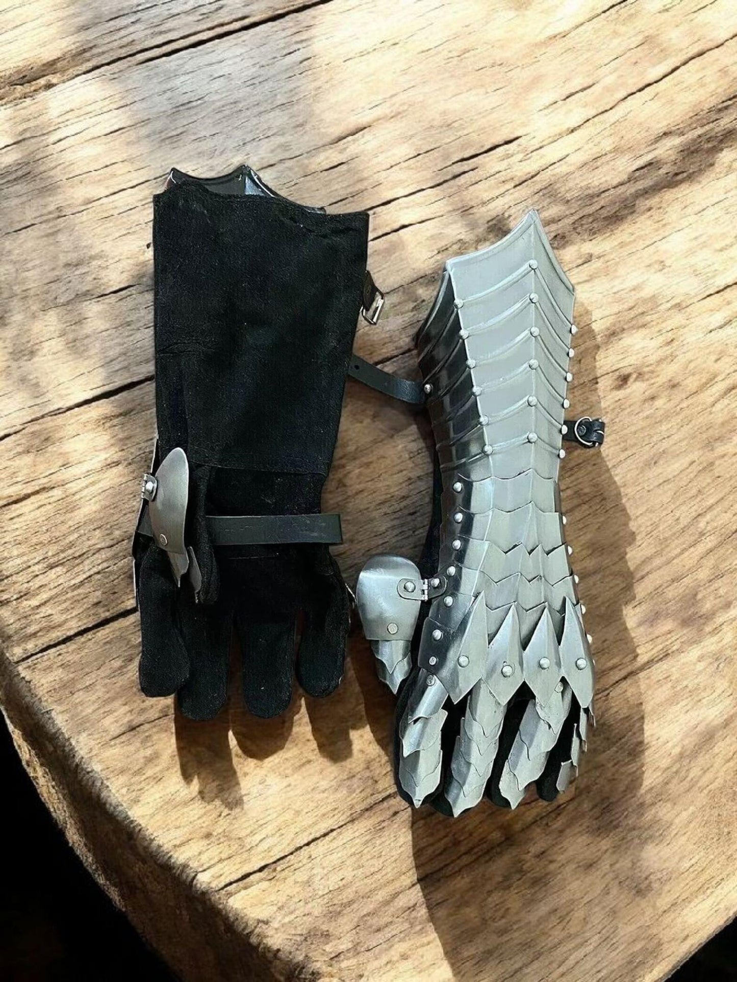 Nazgul gauntlets, medieval gauntlet, LOTR armour for cosplay, LARP and film